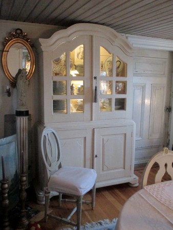 Vitrinskåp rokokostil antikvit